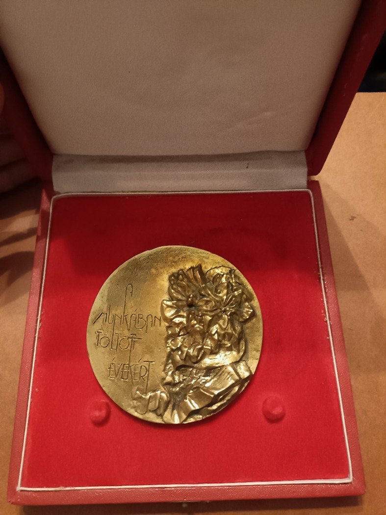 A munkában töltött évekért plakett