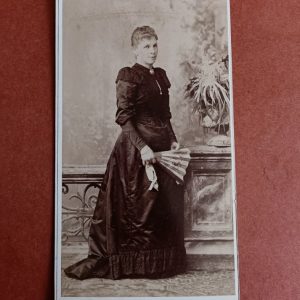 Antik fénykép Lőger Gusztáv Nyitrai és Pöstyéni fotóműhelyéből