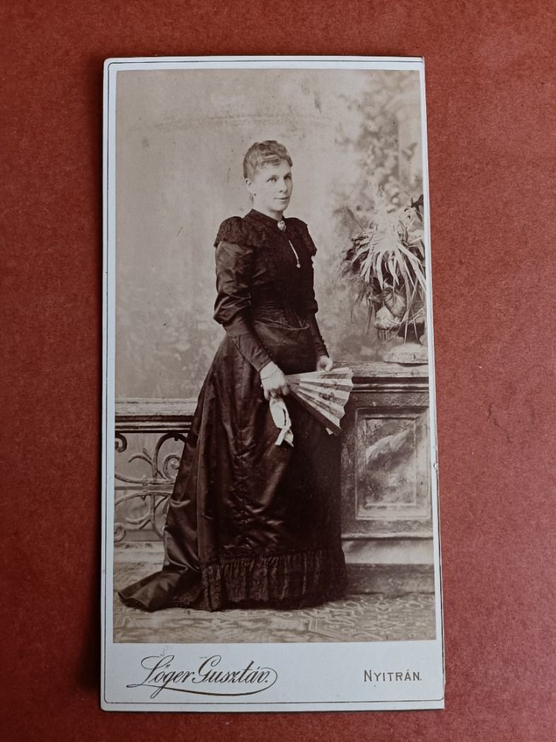 Antik fénykép Lőger Gusztáv Nyitrai és Pöstyéni fotóműhelyéből